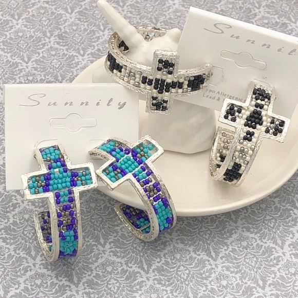 🌼 Black & White Seed Bead Cross Handmade Southwestern Style Hoop Earrings - Picture 1 of 5
